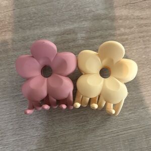 NWOT Flower Hair Clip Set